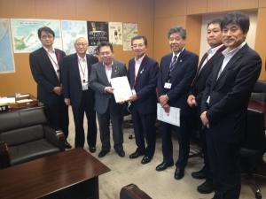 酒井内閣府大臣政務官に要望書を提出しました