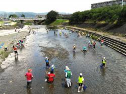 「水辺の楽校」川の授業の様子