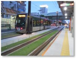 路面電車と芝生のコンストラスト写真