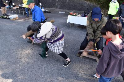 画像：丸太切に挑戦