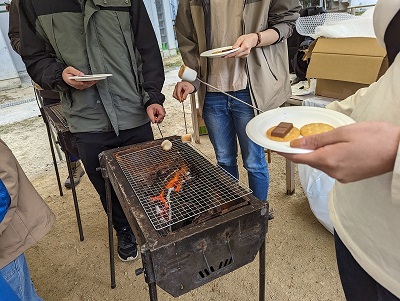 野外活動センターでおやつを楽しんでいる画像