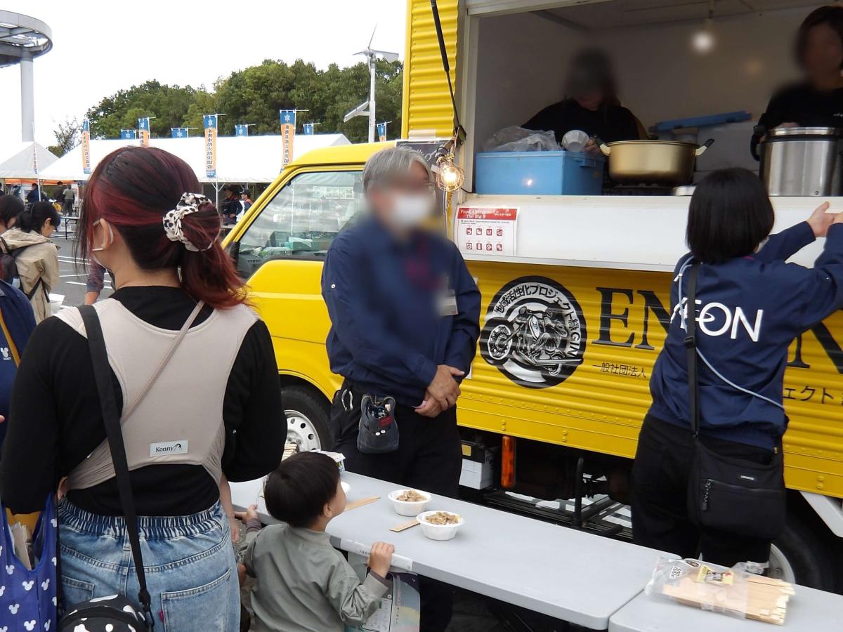 災害派遣キッチンカーから来場者が食事を受け取る様子を写した写真