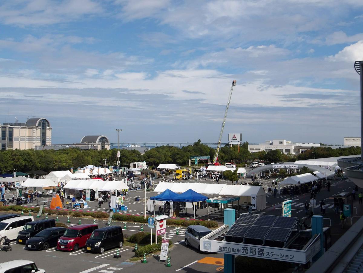 会場を建物2階から写した写真