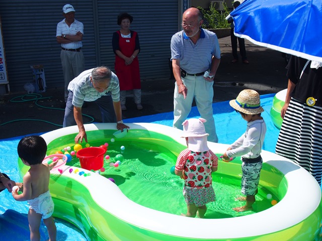 インターンシップの様子子どもとプール遊び