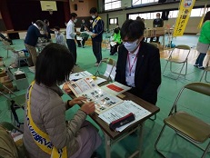 骨髄ドナー登録説明員の活動をしている写真です。