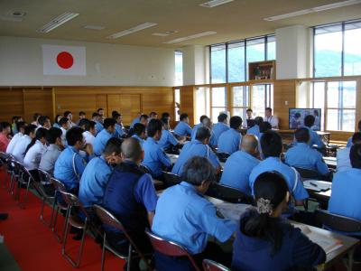 大阪府警の職員が認知症サポーター養成講座を受講している写真1