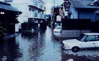 写真；車のタイヤが、半分以上水に浸かっています。