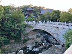 水間観音を眺める水間街道のページへのリンク画像