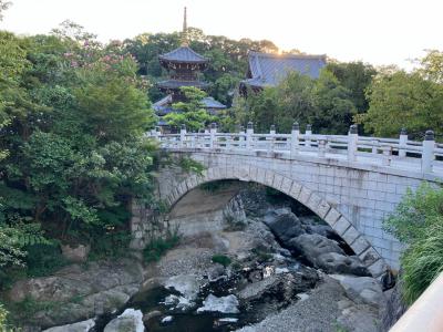 水間観音を眺める水間街道の写真