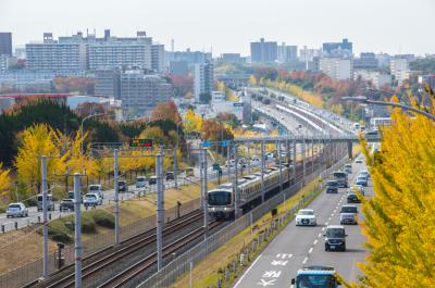 泉北高速鉄道と泉北1号線を眺める泉ヶ丘松城橋の写真