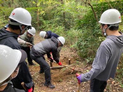 階段を設置するためにツルハシで地山を削っている様子の画像