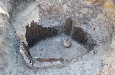 井戸から土師器の壺が見つかった様子