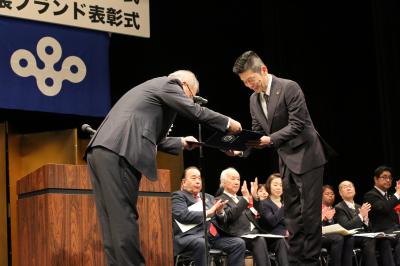 株式会社ナガサカの壇上授与