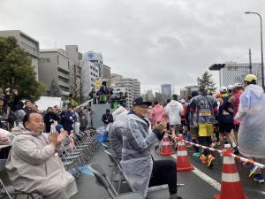 写真：沿道から激励