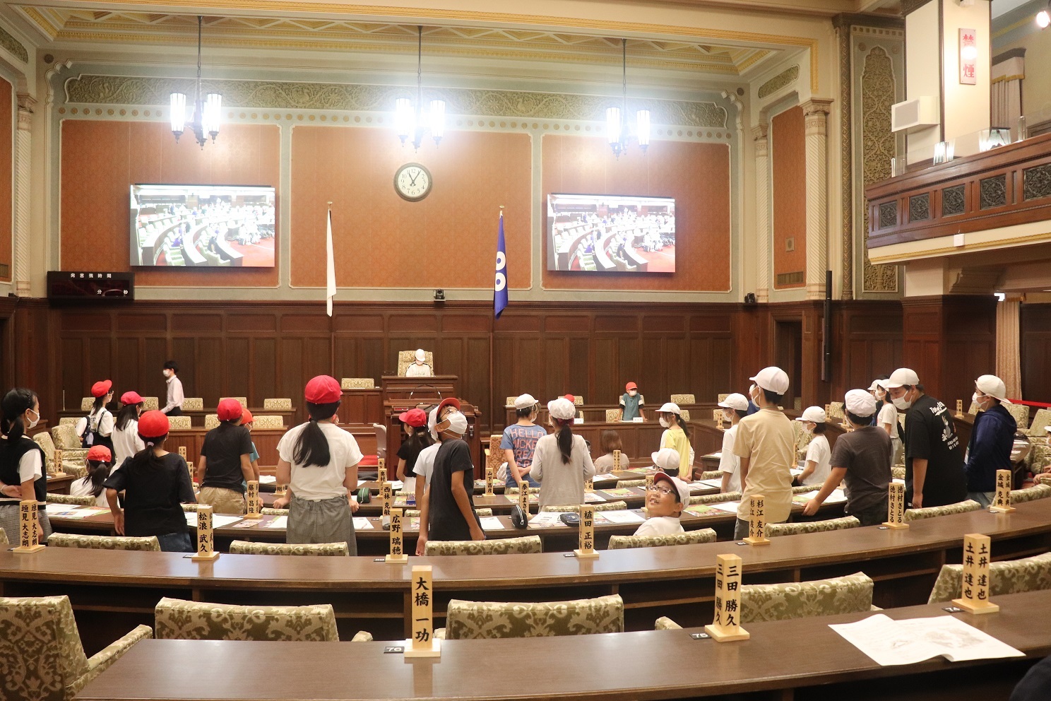 キッズ大阪府議会の起立採決の様子を写した写真