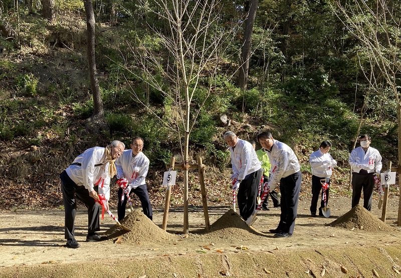 株式会社立花エレテック役員による植樹状況の写真