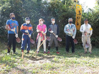 来賓による記念植樹の様子