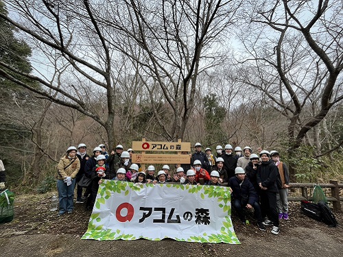 標識看板前で記念撮影した写真