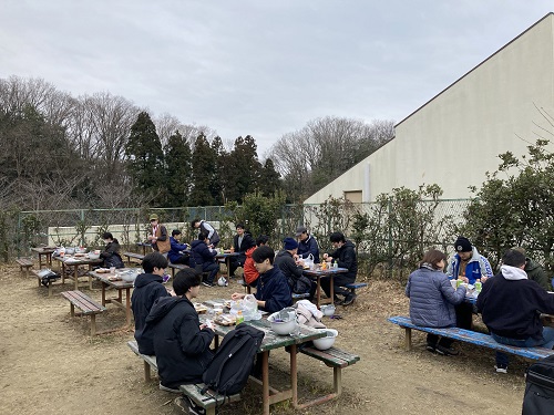 四條畷市野外活動センターにて昼食休憩の写真