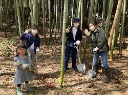 家族で竹の子掘りを楽しんでいる写真1