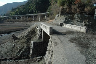 あらわになった昔の橋