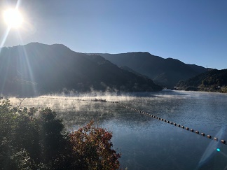 写真3冬の霧が立つ湖面