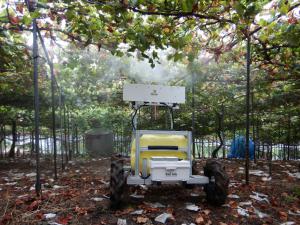 画像：ロボットによる農薬散布風景