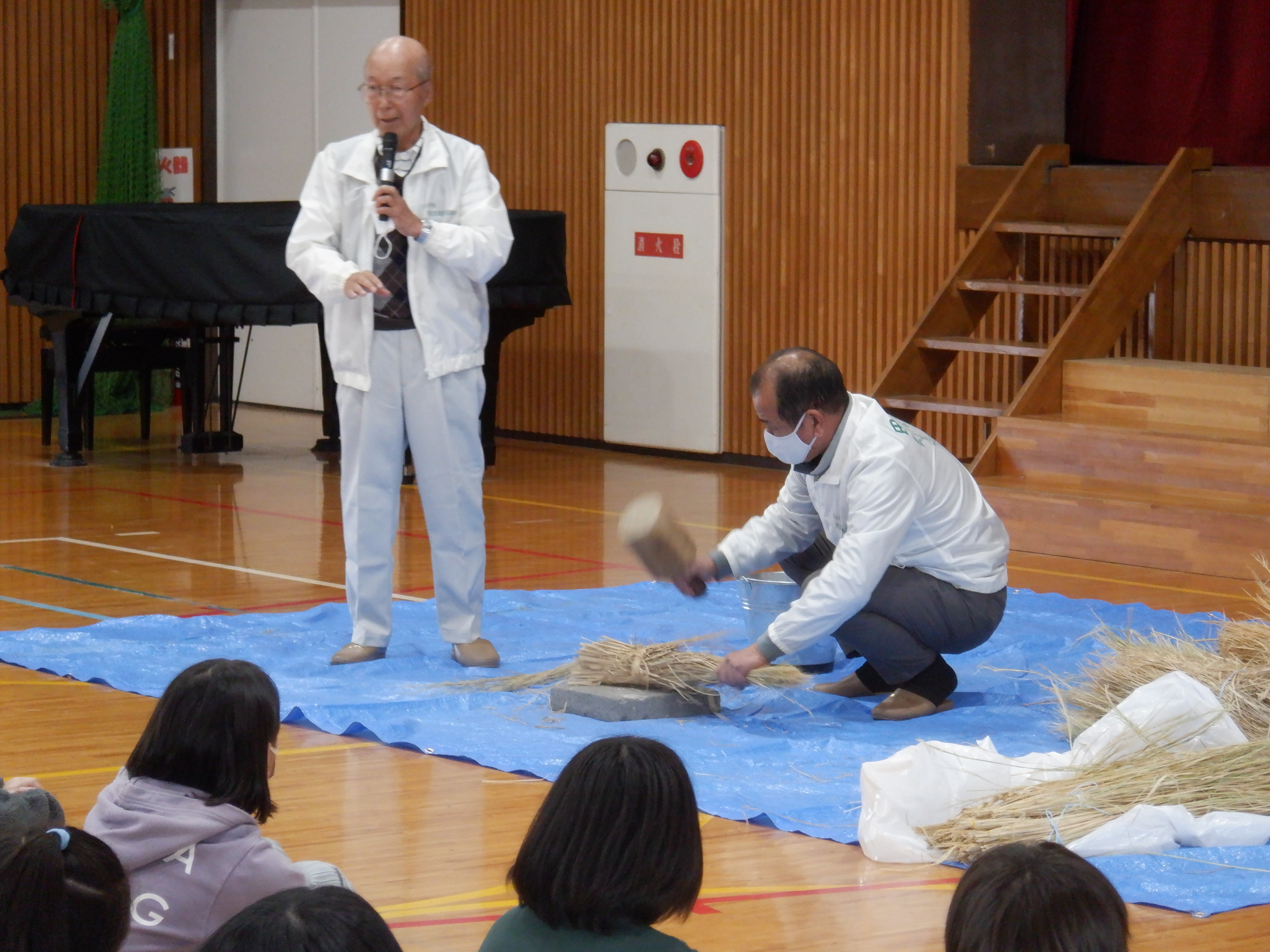 写真：縄づくり説明