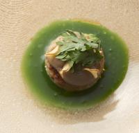 画像：貝の旨味を含ませた泉州キクナのスープ　菊芋とホッキ貝のリエット仕立てとフォワグラを添えて