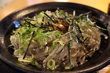 生しらす丼