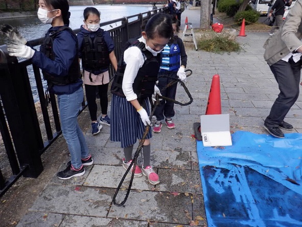 子どもたちによるごみの運搬作業