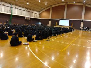 鶴見商業高等学校での出前授業の様子