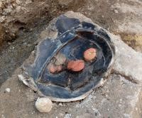 瓦質土器の甕の中に瓦質土器の鉢や土師器皿が納められている。
