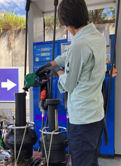 燃料油メーターの検定の様子
