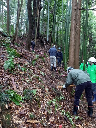 作業道作っている作業の画像