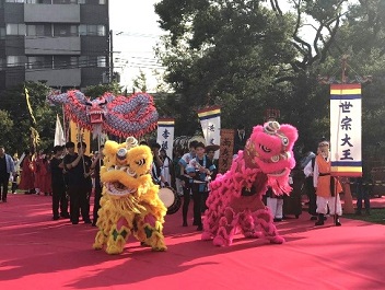 中国獅子を操る生徒の写真