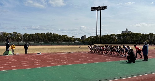 競技場でスタートを切る選手たち