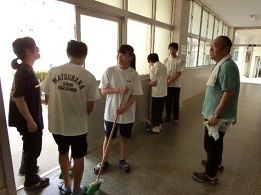 廊下を掃除する生徒たち