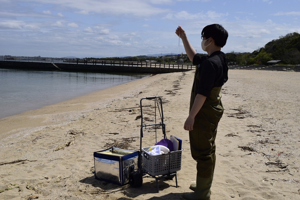 環境監視員の海水浴場での採水