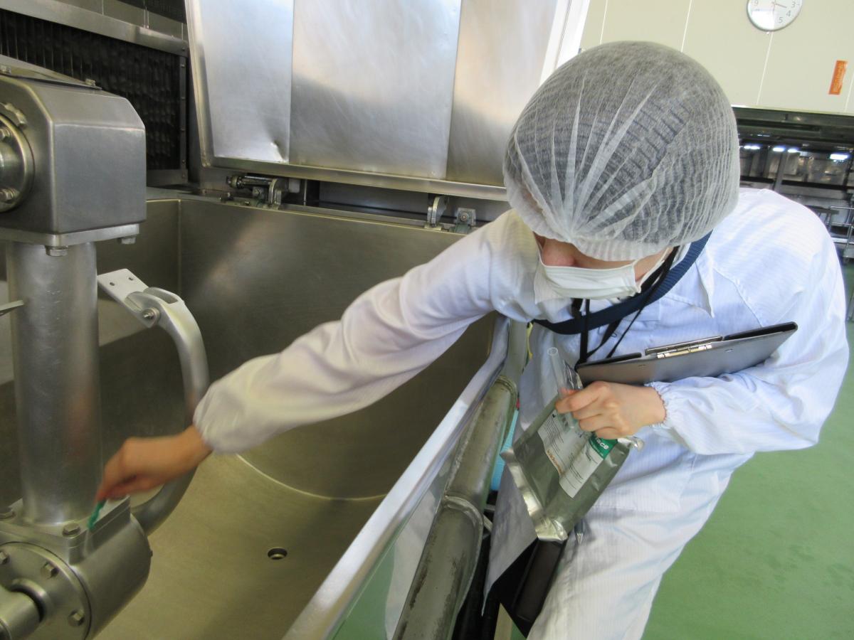 食品衛生監視員による大量調理施設での衛生指導