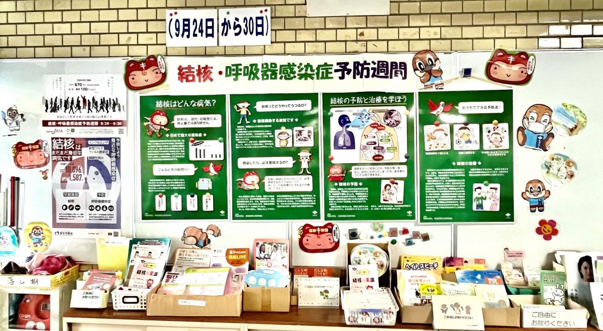 池田保健所正面玄関のロビー展示の様子