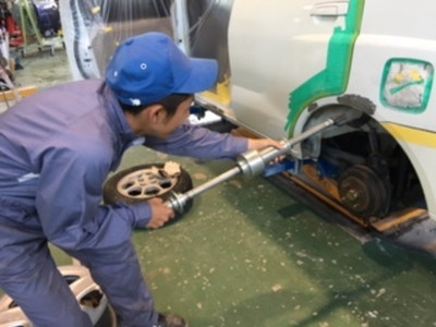 自動車板金実習（引っ掛け引き出し作業）