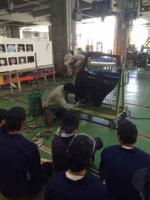 自動車板金実習（講師による実技指導）