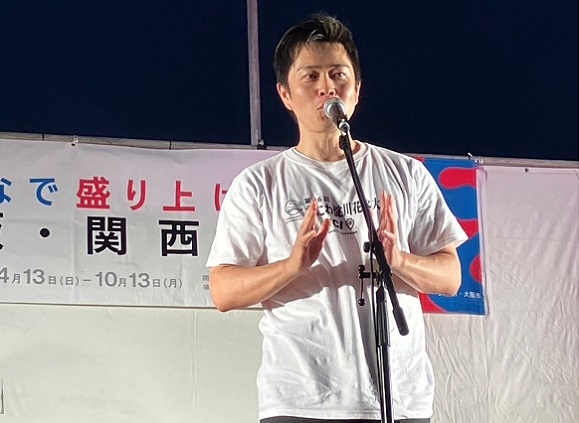 壇上にてスピーチをする知事