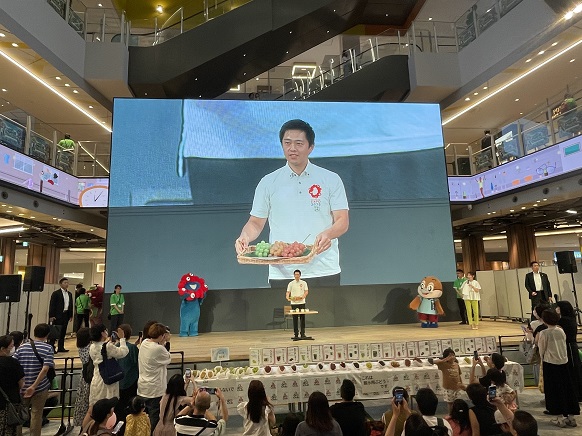 「虹の雫」を紹介する知事