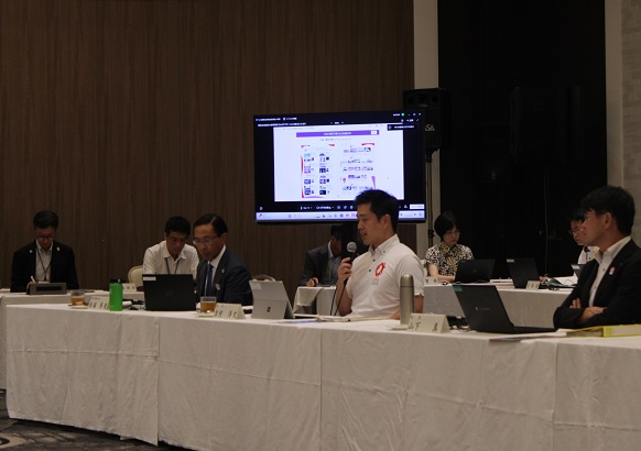 関西広域連合委員会において発言する知事