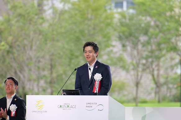 挨拶をする知事