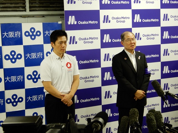 地震時対応訓練に参加する知事