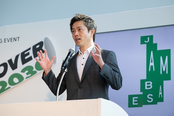 挨拶をする知事