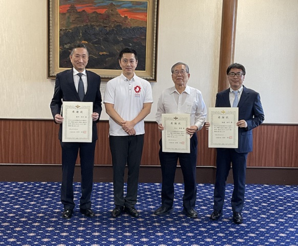 3名の寄附者様全員と記念撮影する知事